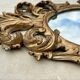 Miroir en bois doré sculpté .