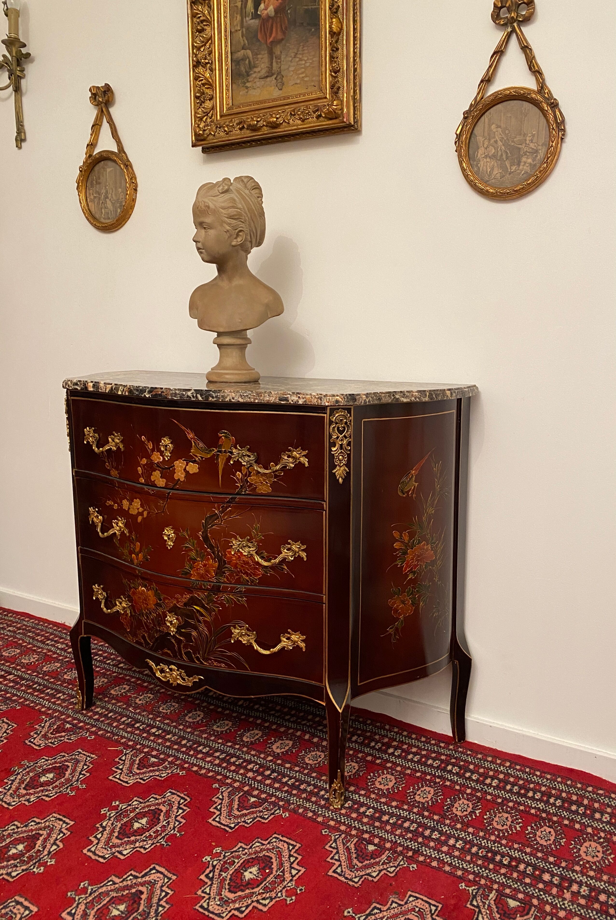 Commode galbée