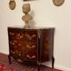 Commode galbée
