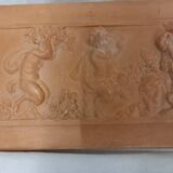 Bas relief, dessus de porte, terre cuite, enfants et faunes vendangeurs