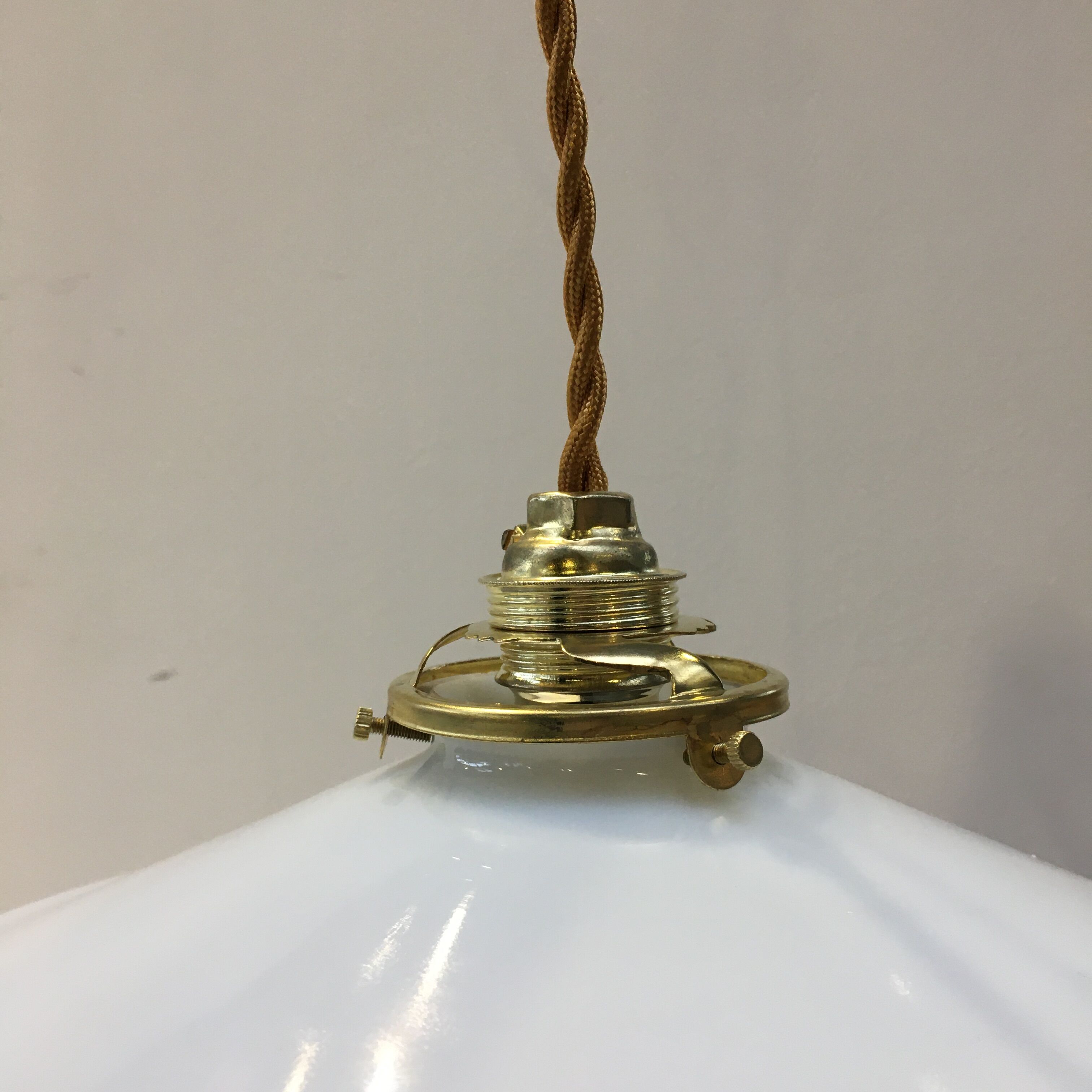 Paire de suspensions en opaline blanche