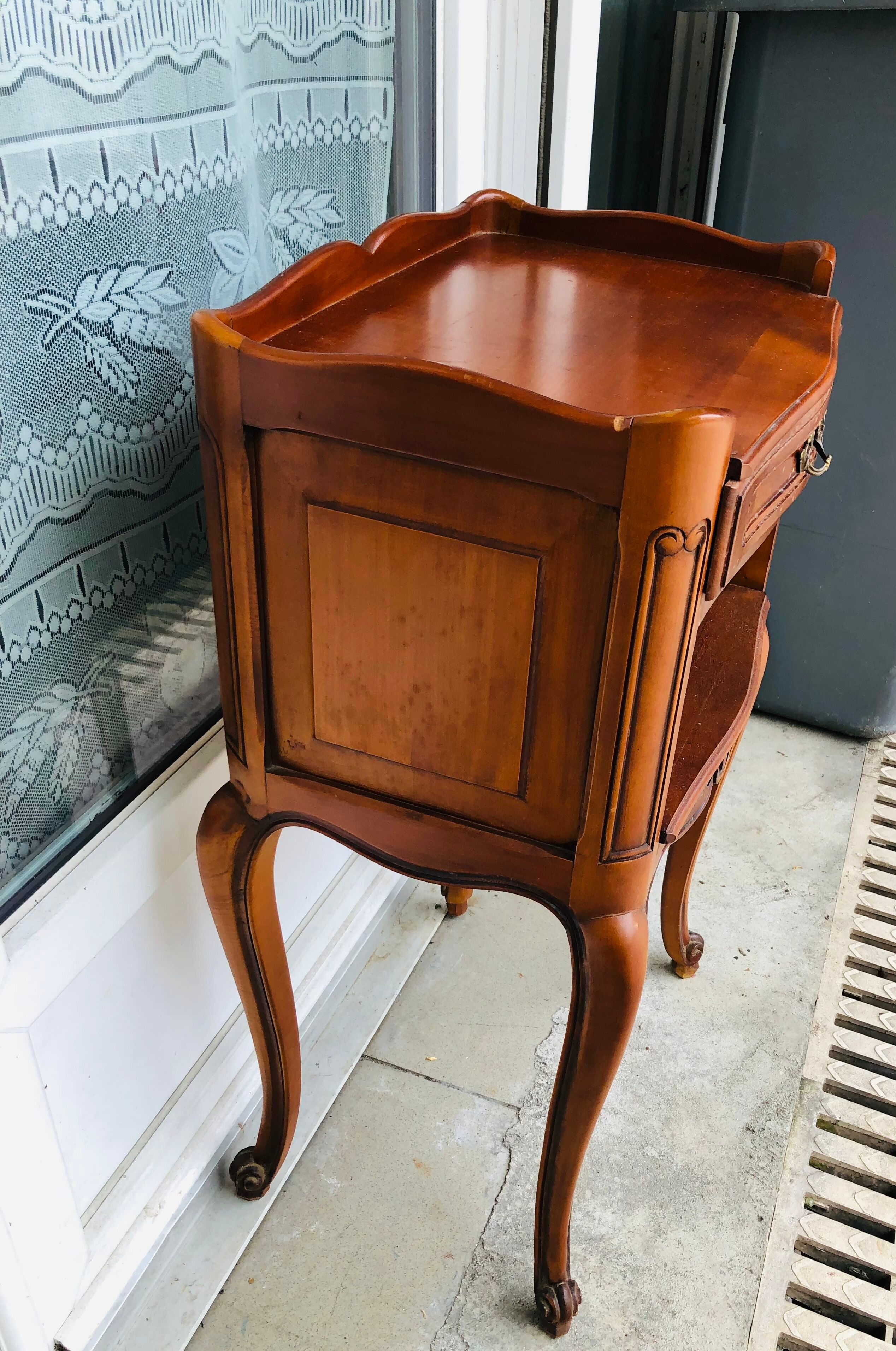 Bedside in wood shade cherry