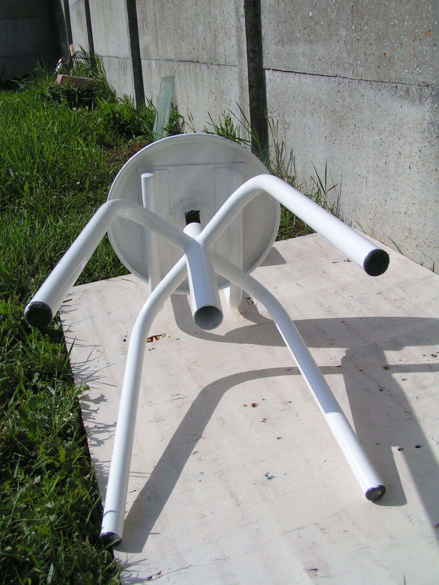 Fully adjustable white metal workshop chair in height