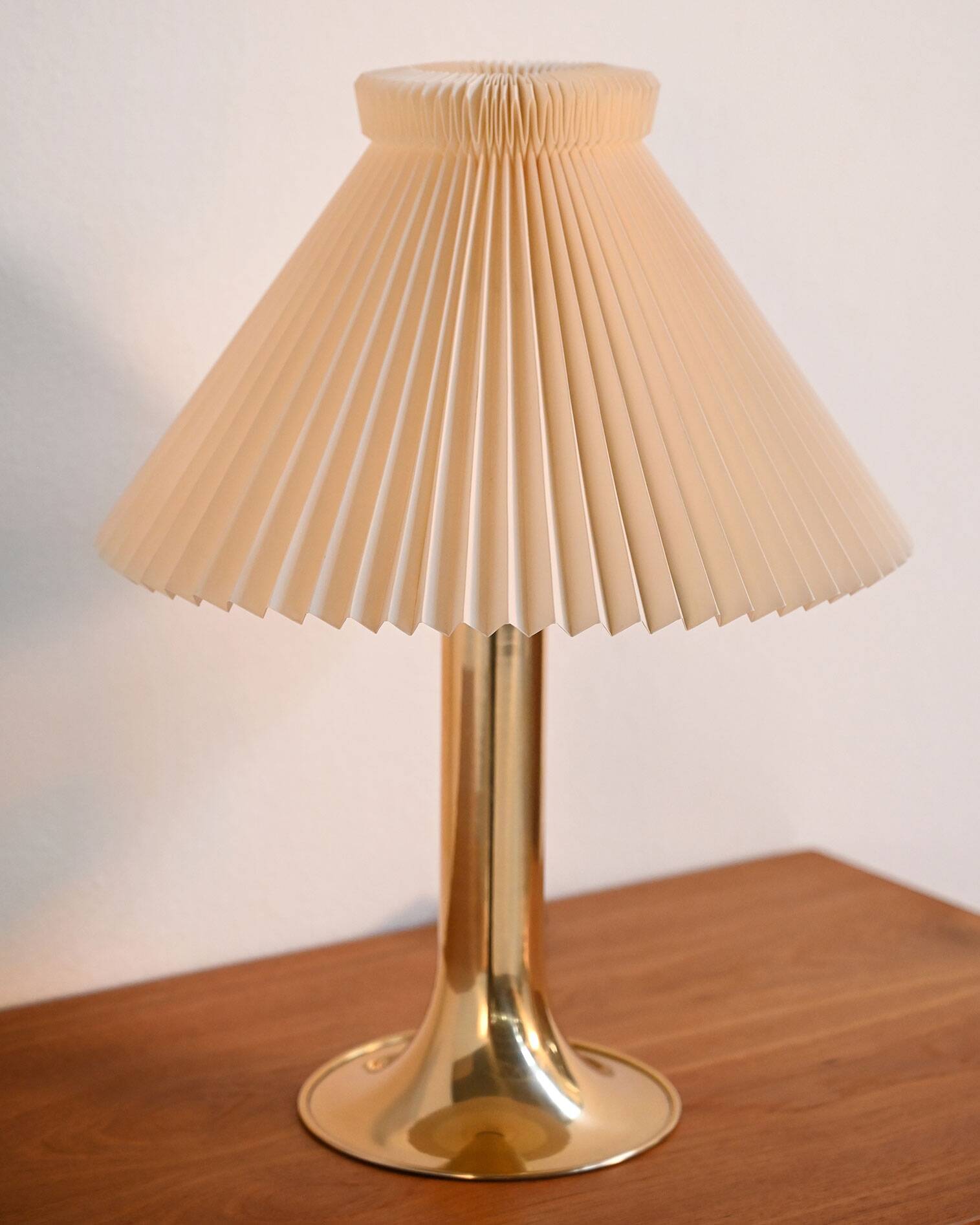 Danish HEMI table lamp from the 1960s with gilded metal structure and ivory