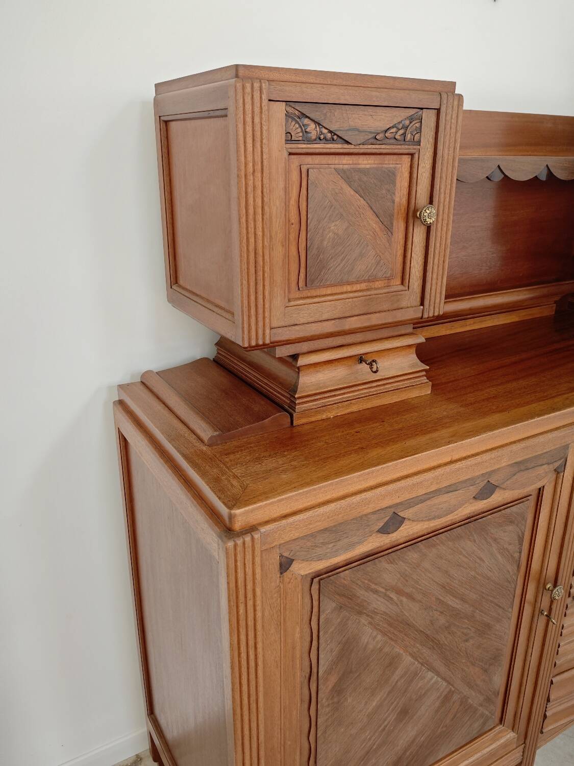 Buffet haut art and craft Art déco français en bois blond 1950 1960