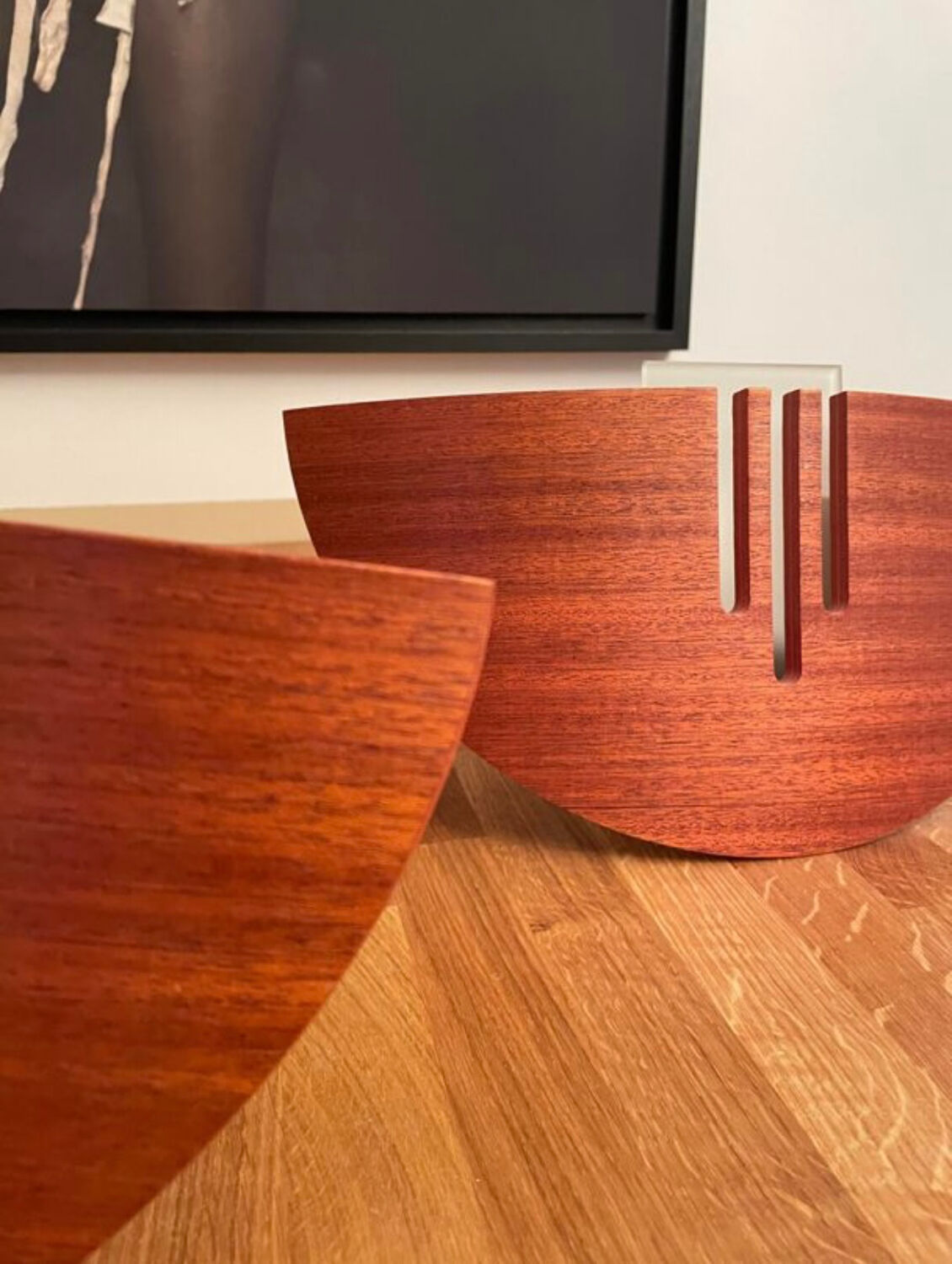 Paire d'appliques vintage bois thermoformé et verre sablé, Lucid, France, 1980