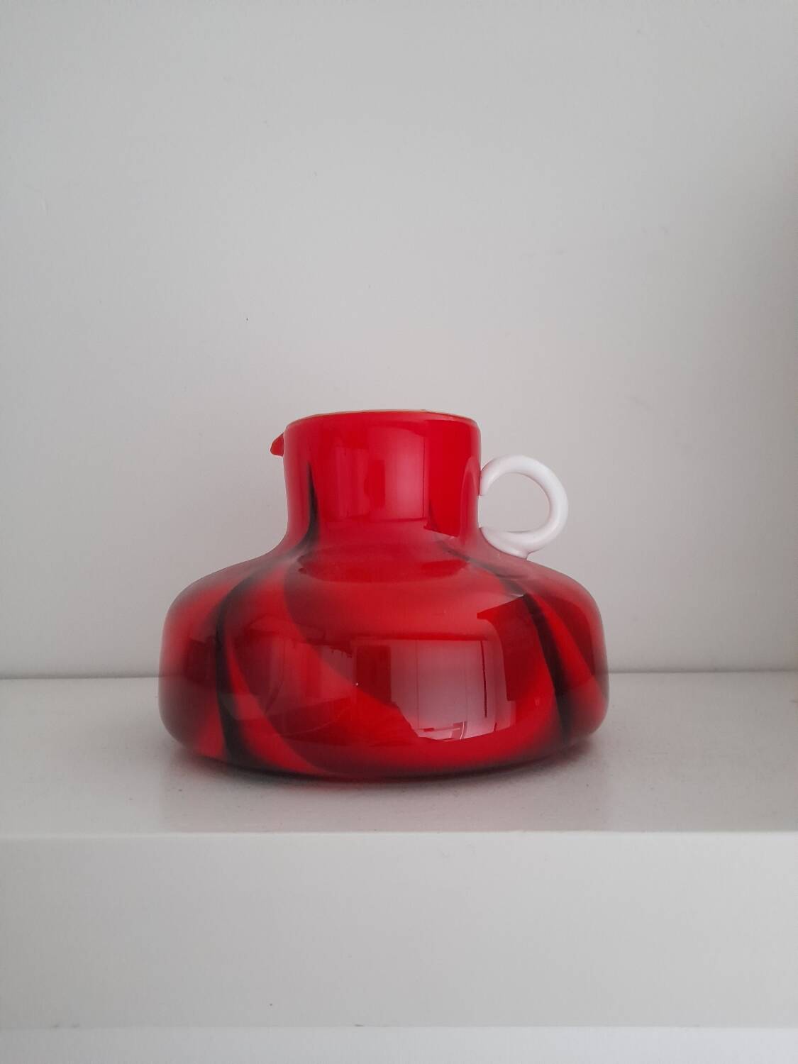 Jug in Italian opaline with a flamed pattern.