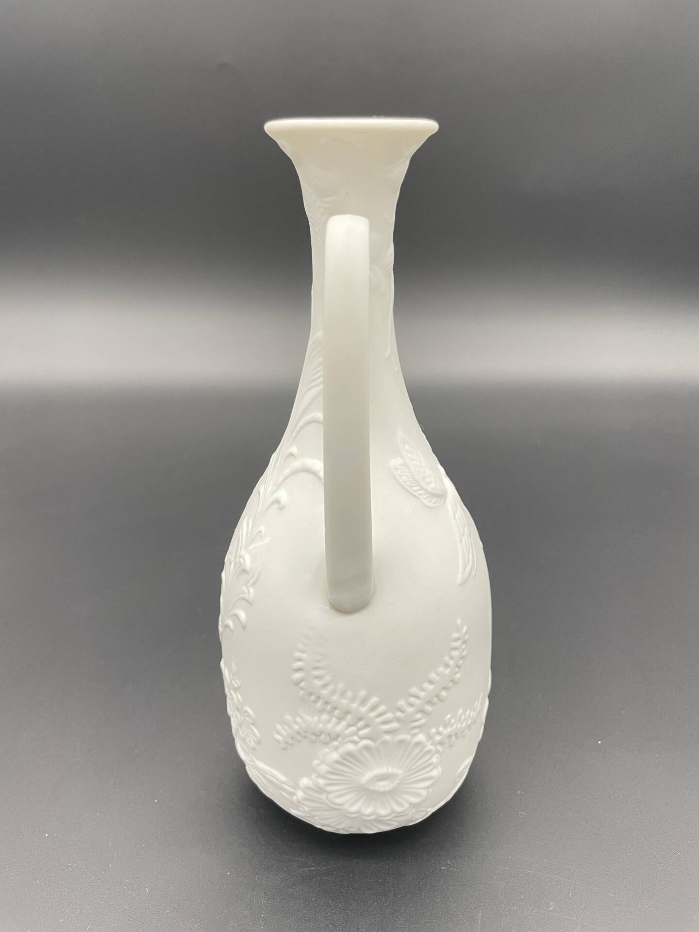 Kaiser 472 ewer vase in white porcelain