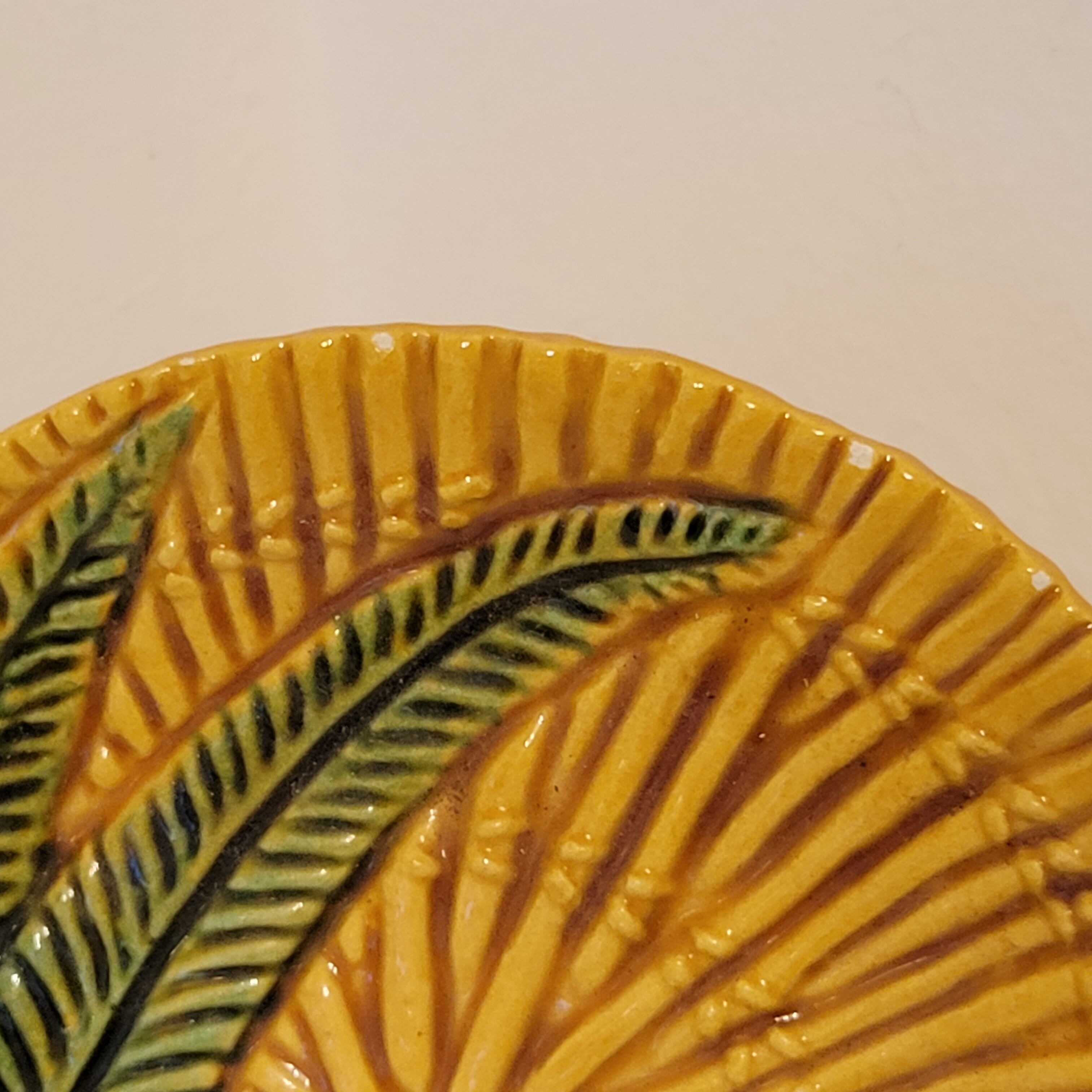 Assiette en barbotine Vallauris A.M. décor palmier