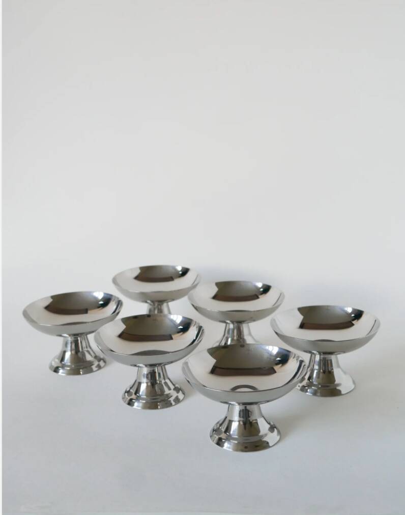 Set of 6 high stainless steel cups, wide base, Design, 1970 - 6 X 9 cm