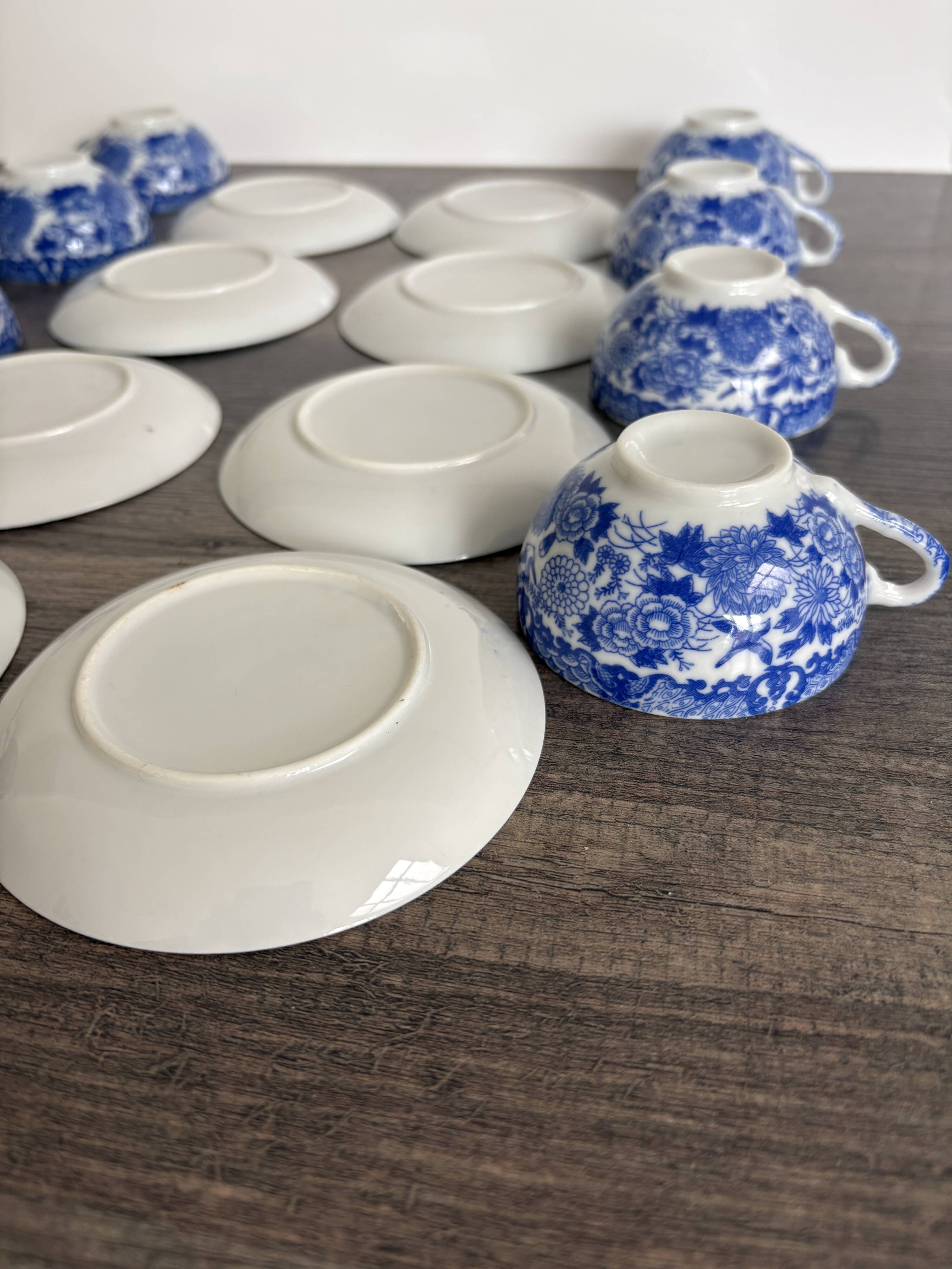 Service of 8 cups and saucers in Chinese blue porcelain.