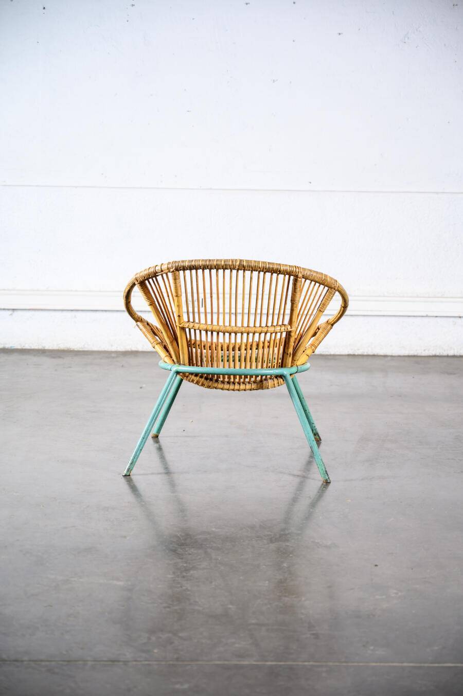 Fauteuil en rotin pieds métal vert