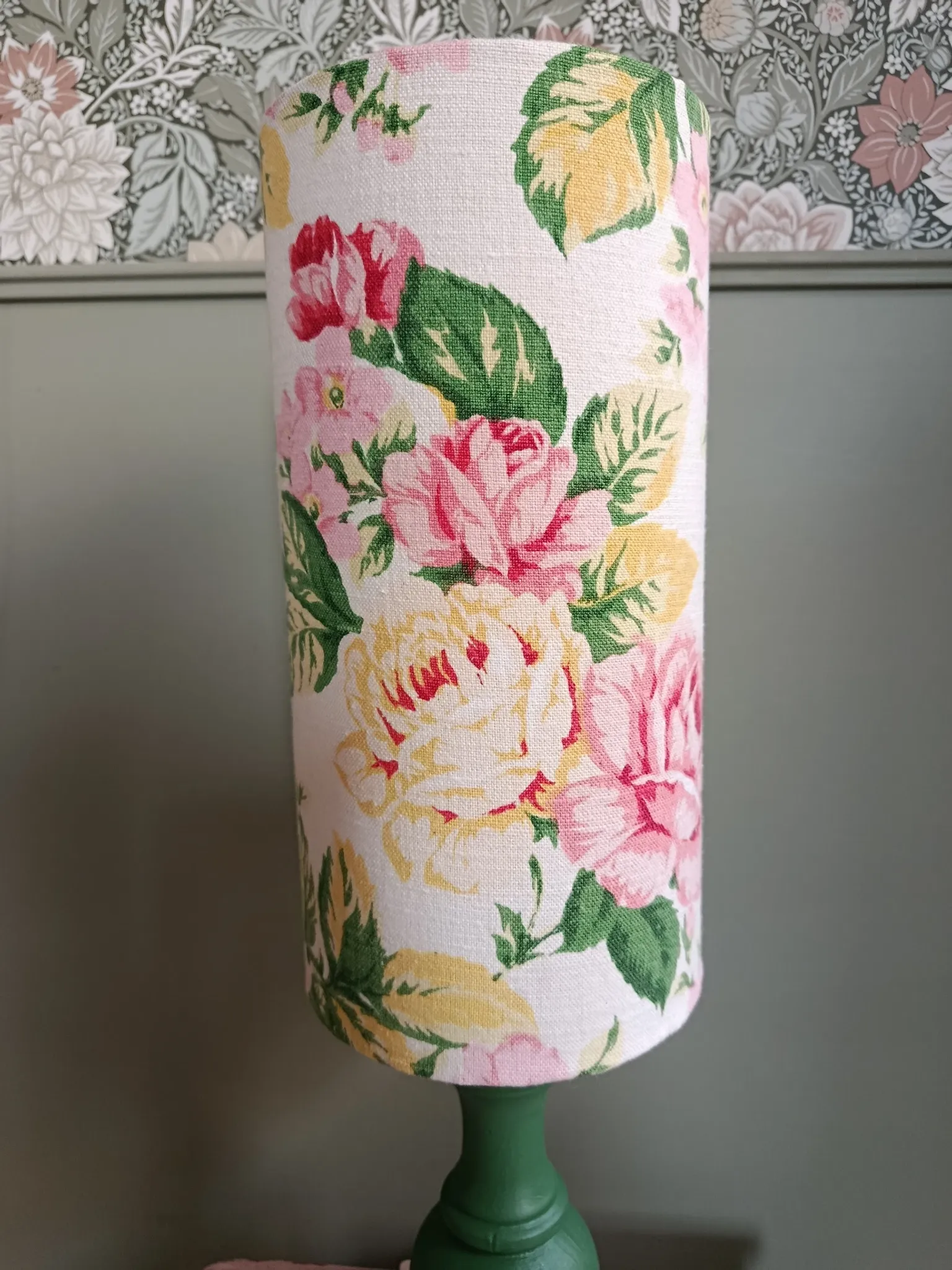 Lampe à poser vintage vert anglais et fleurs