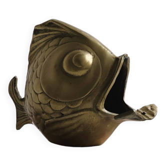 Vintage brass ashtray in the shape of a large-mouthed fish, atypical empty pocket.