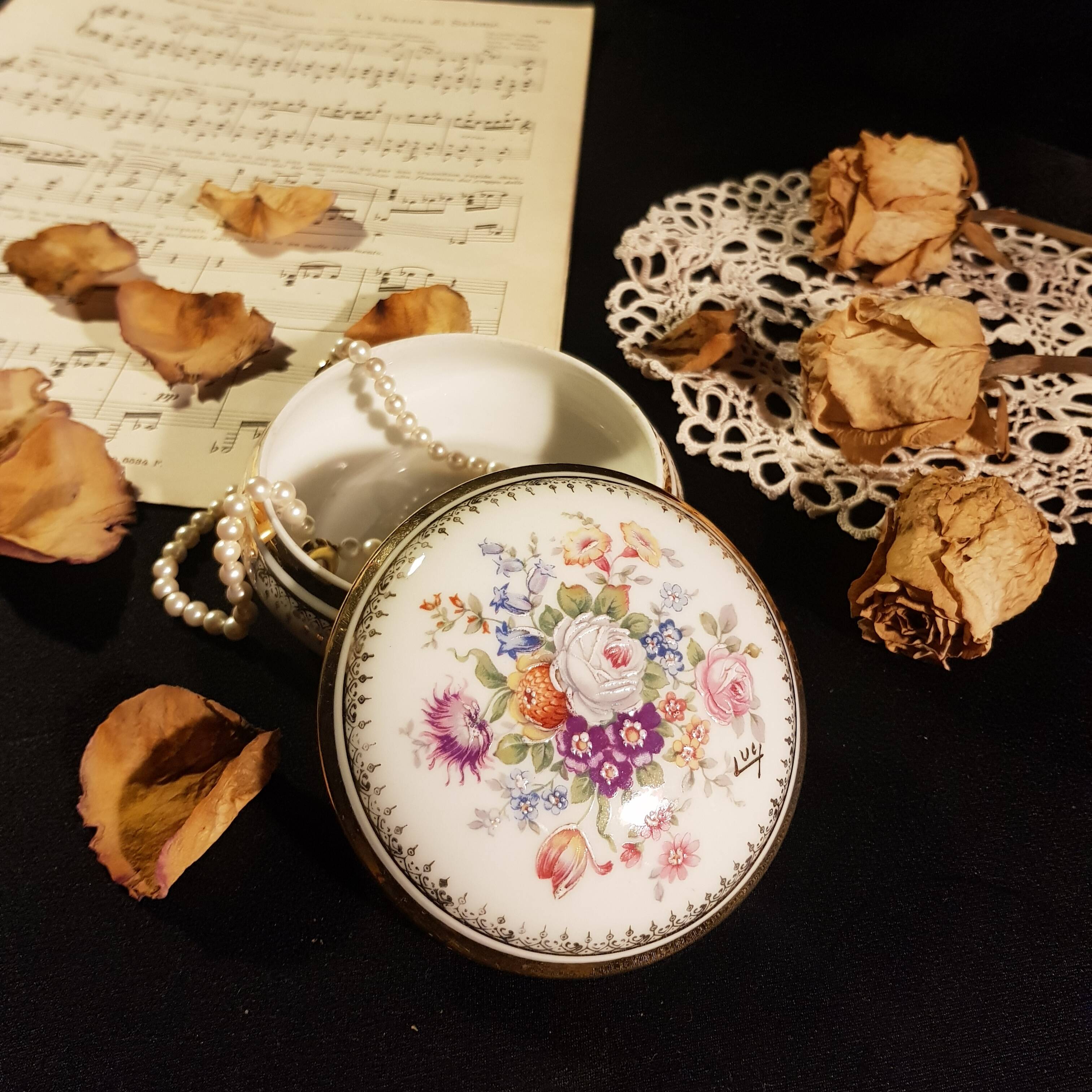 Small jewelry box or candy box