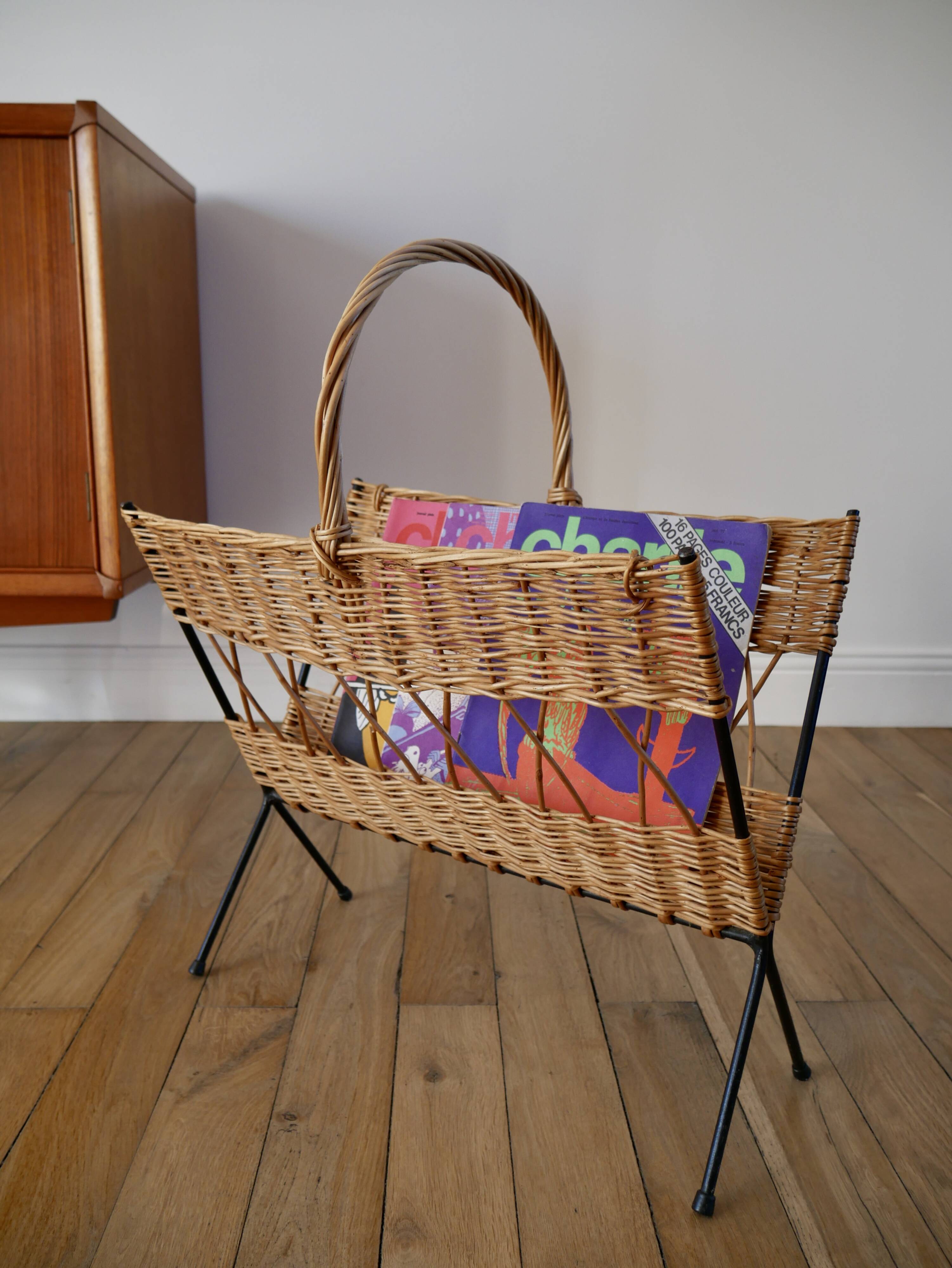 Magazine rack in rattan and black metal 70s design