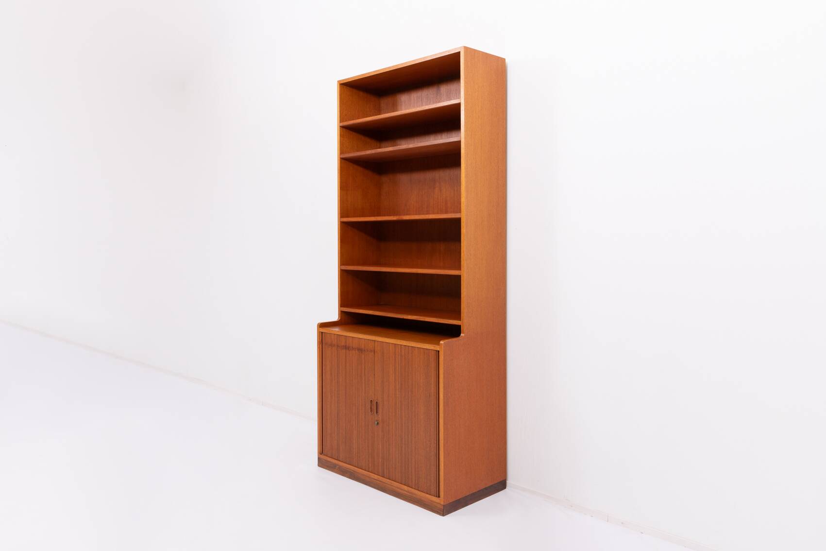 Armoire danoise moderne du milieu du siècle conçue par Willy Beck pour Morten Olsen