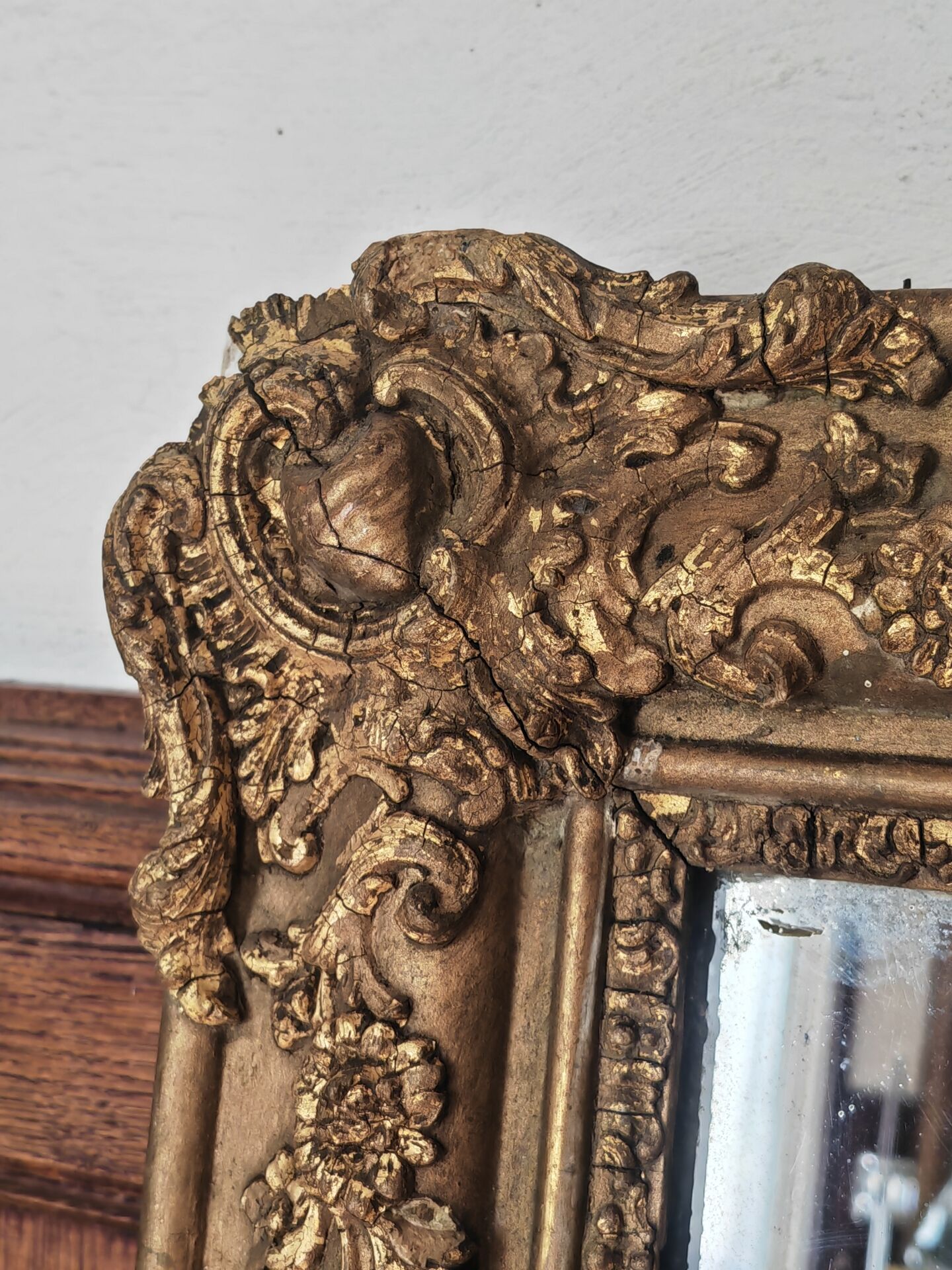 Large gilded mirror from the 19th century.