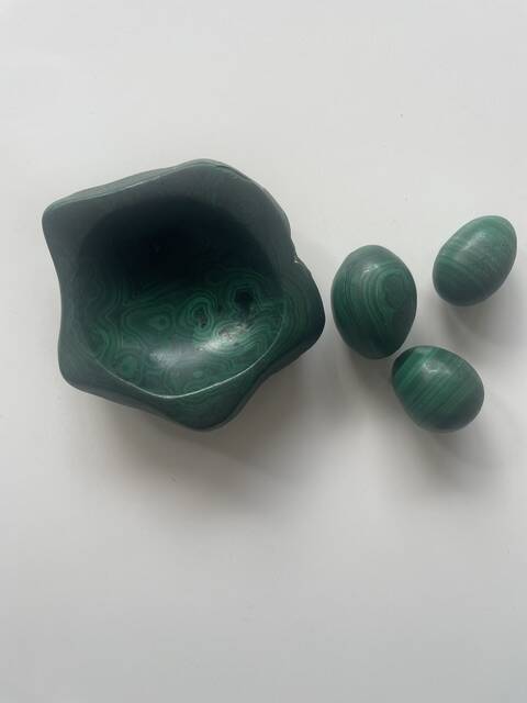 Ashtray / pocket tray in natural malachite, with its three eggs.
