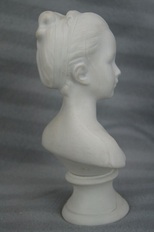 Buste Mademoiselle Brongniart, en biscuit blanc, sur socle rond