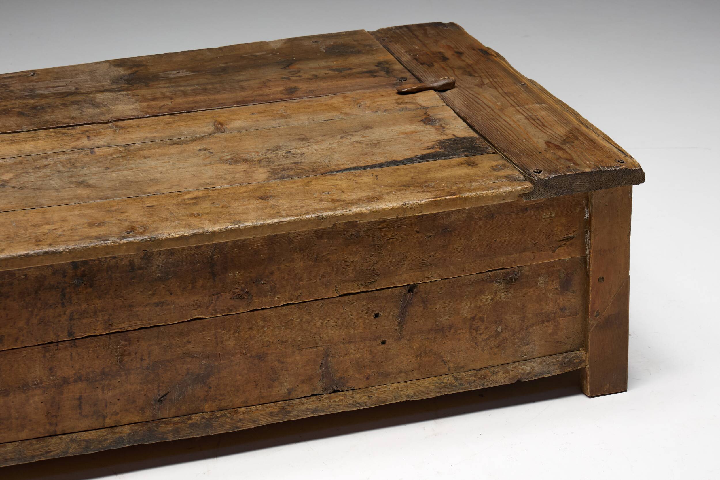 Table basse en chêne rustique vernaculaire, France, 20e siècle