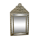 Miroir ancien à pare-closes en laiton repoussé doré 72 x 42 cm