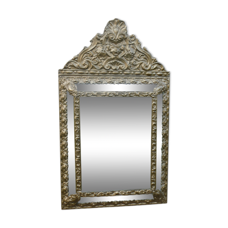 Miroir ancien à pare-closes en laiton repoussé doré 72 x 42 cm