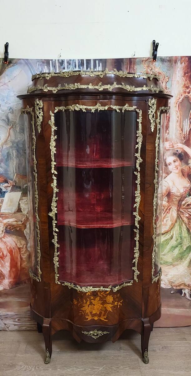 Curved display cabinet in Louis XV style with precious wood marquetry and gilded bronze.