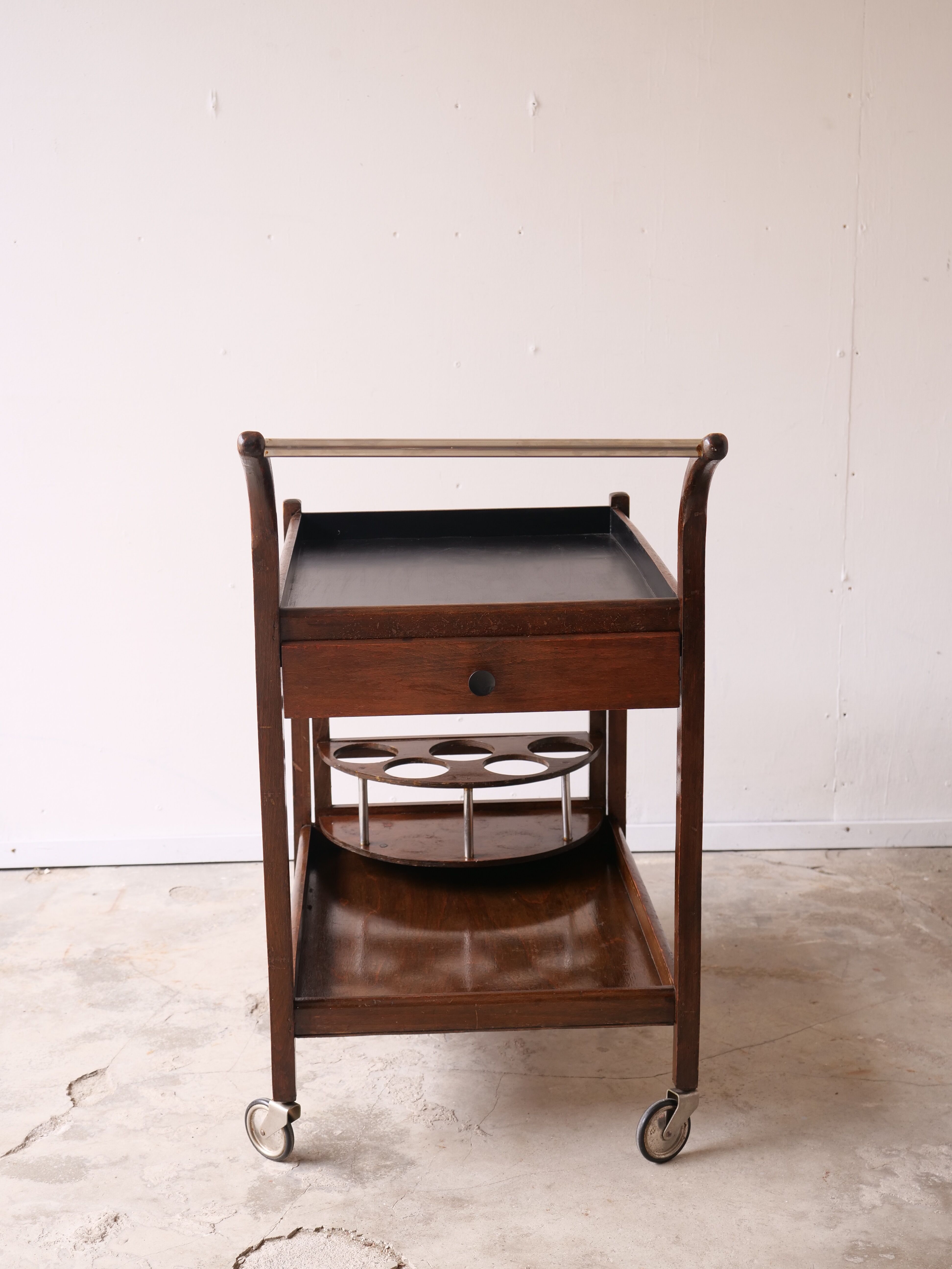 Serving art deco tork