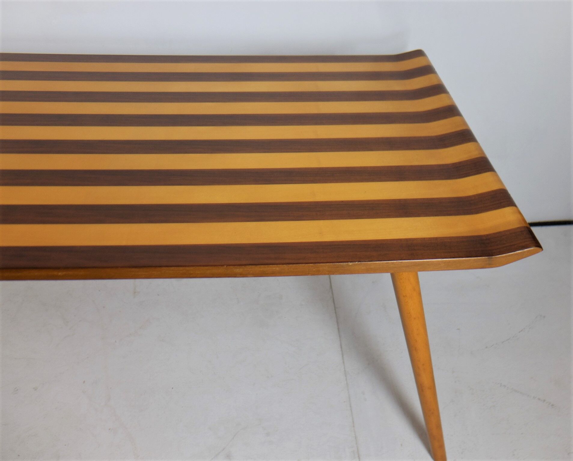 Table low Italian 1950, on the walnut and Sycamore