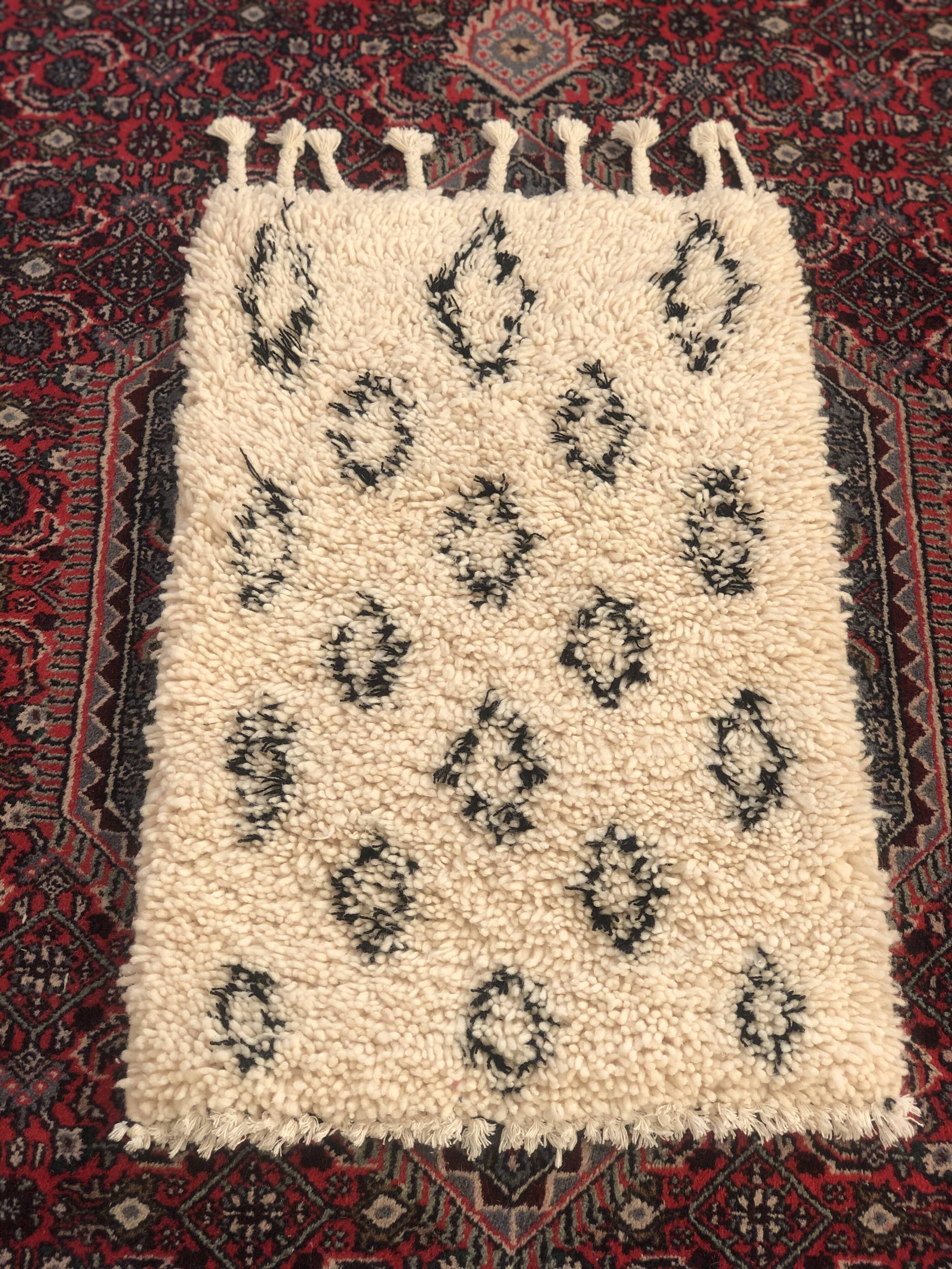 Small and thick beni ouarain berbere carpet