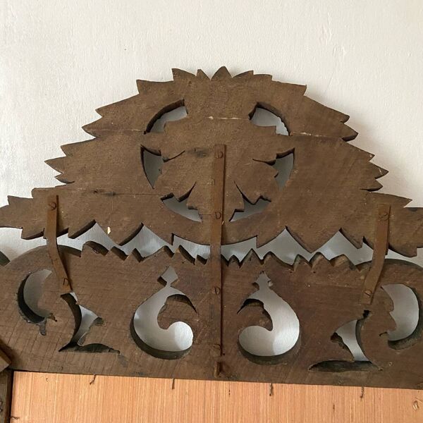 Miroir ancien style Henri Il, en bois sculpté ajouré