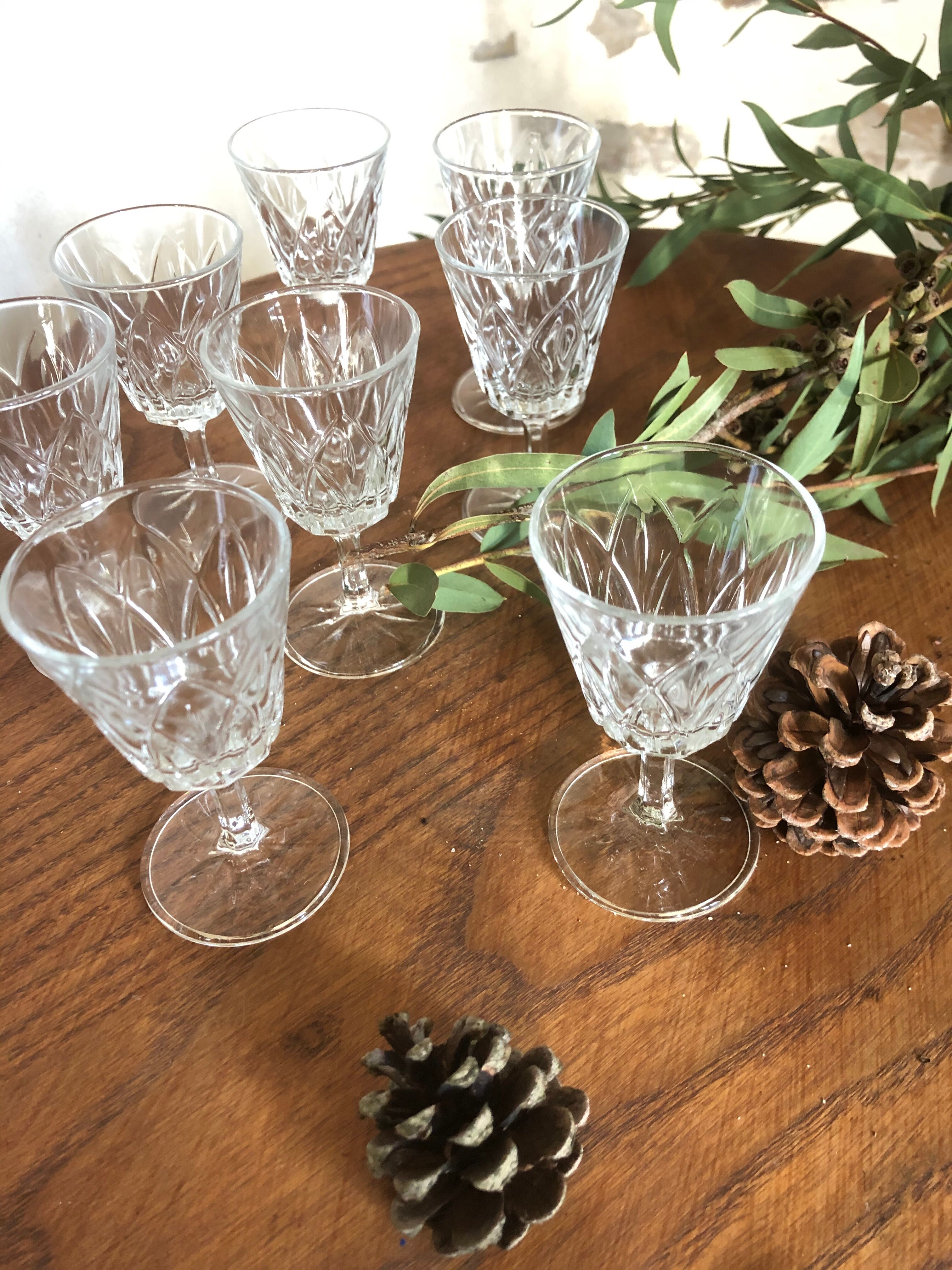 Set of 8 small walking glasses, made of chiseled glass