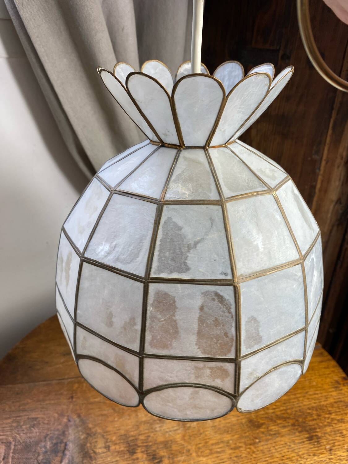 Suspension in white mother-of-pearl and brass
