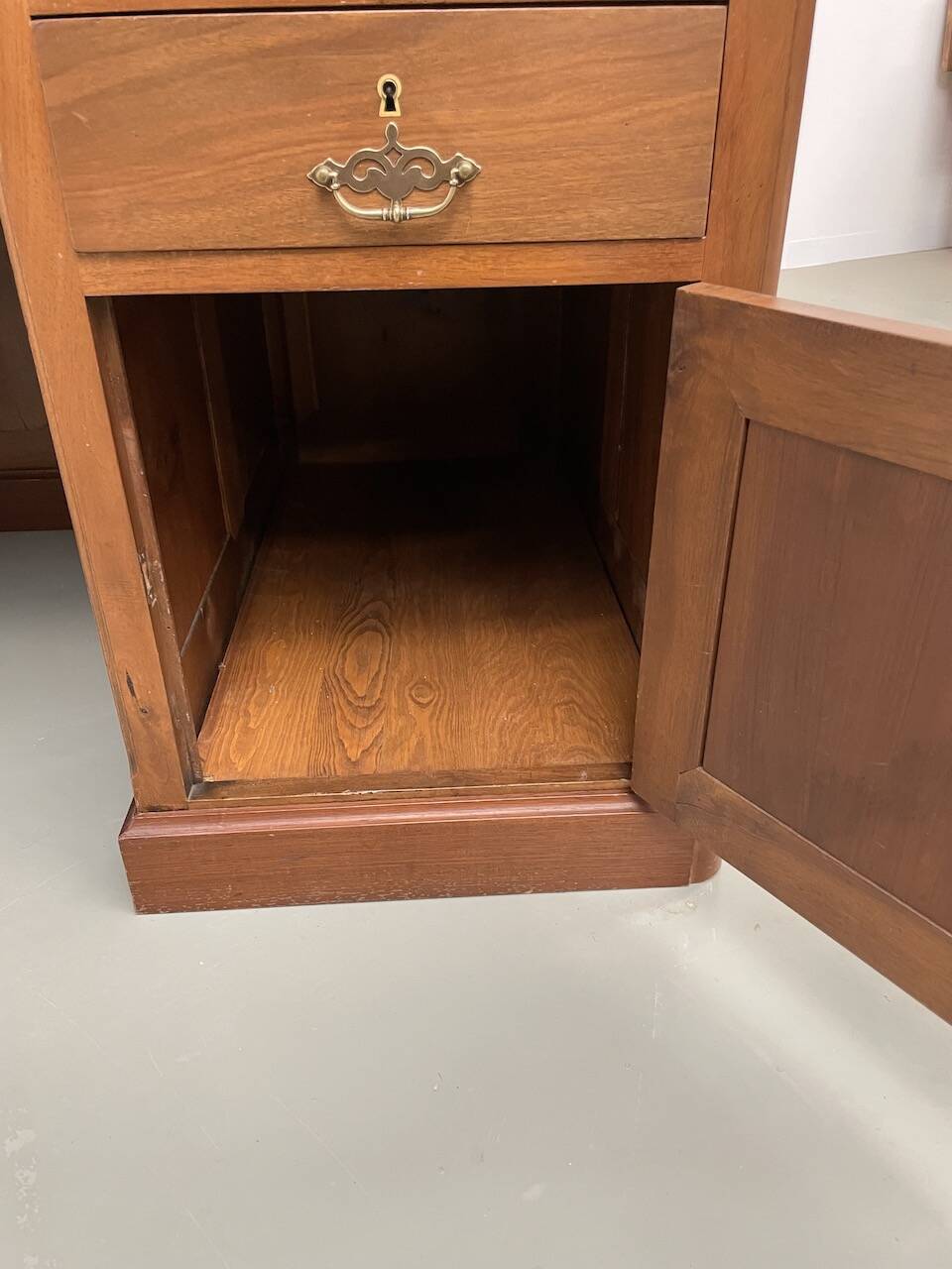 Comptoir ou bureau en noyer années 50