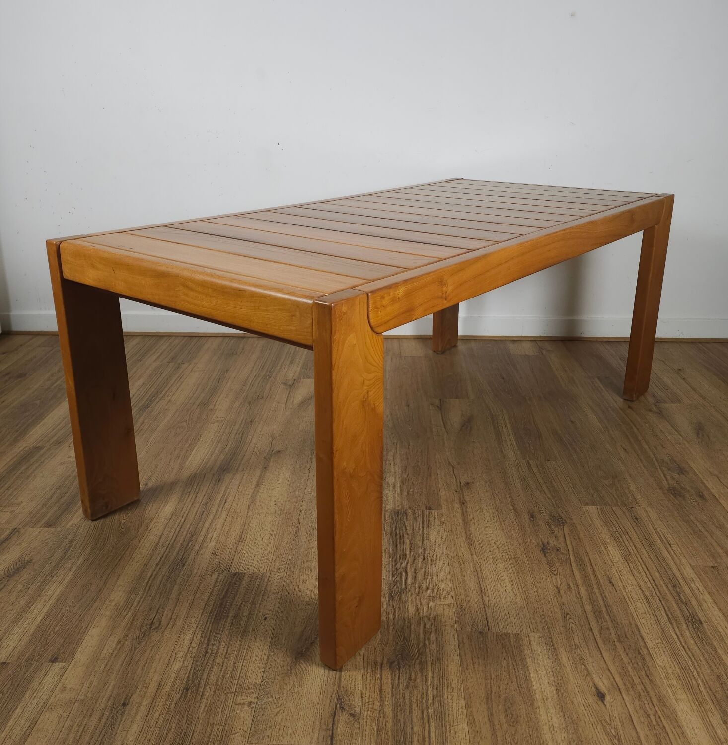 Table extensible en orme massif, Maison Regain, années 60