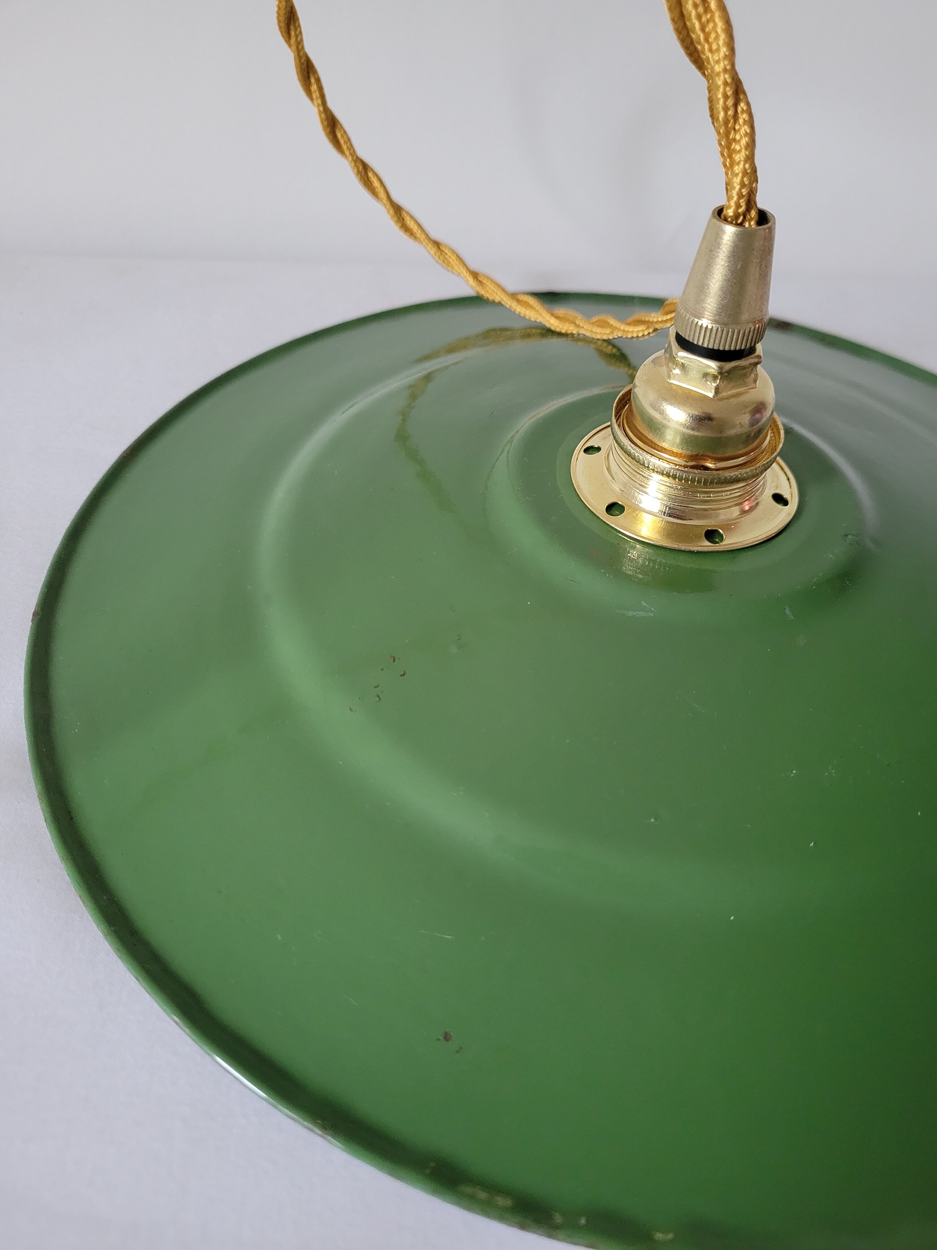 Green and white enamelled suspension