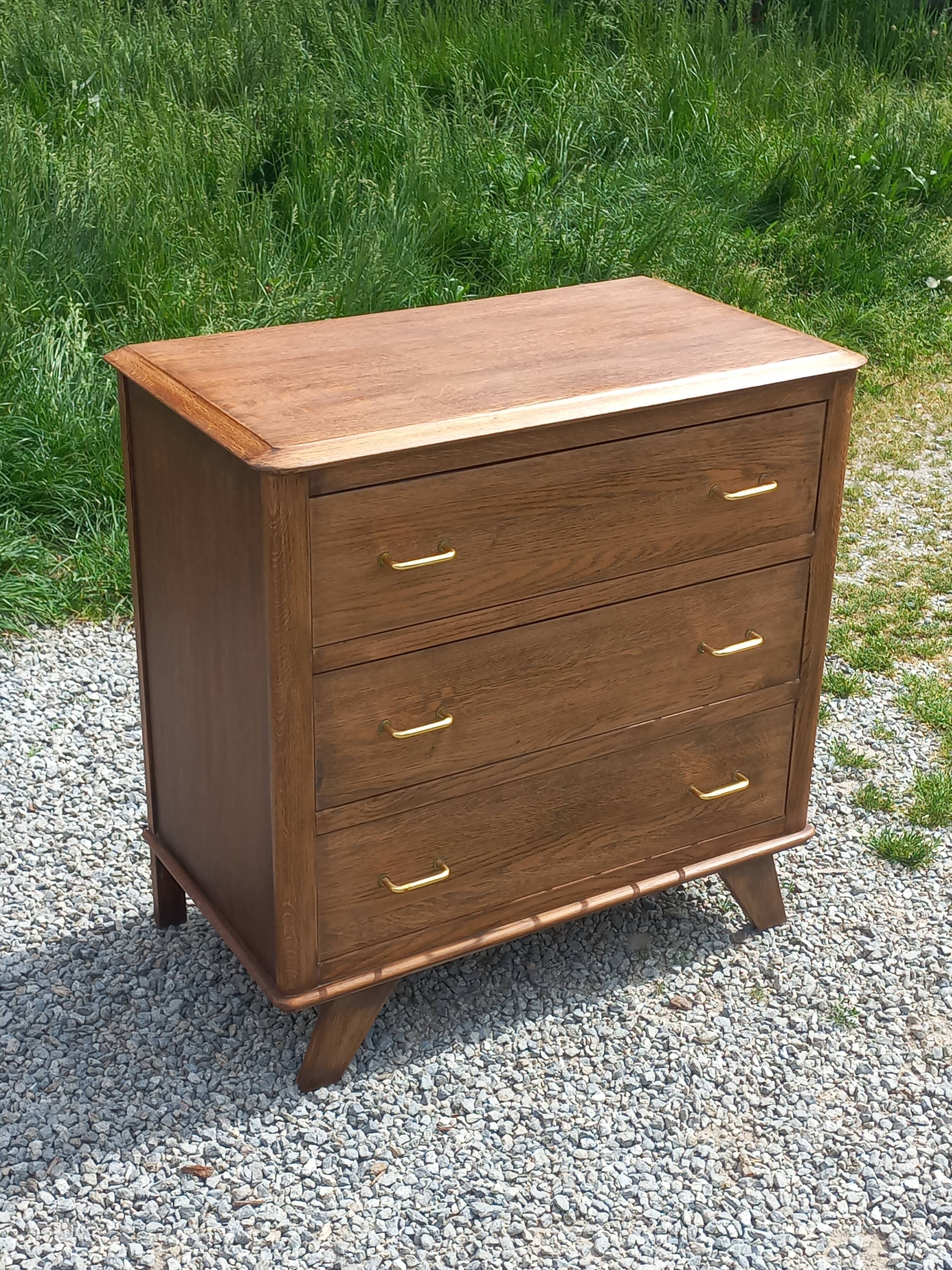 Vintage oak commode with tapered legs from the 1950s.
