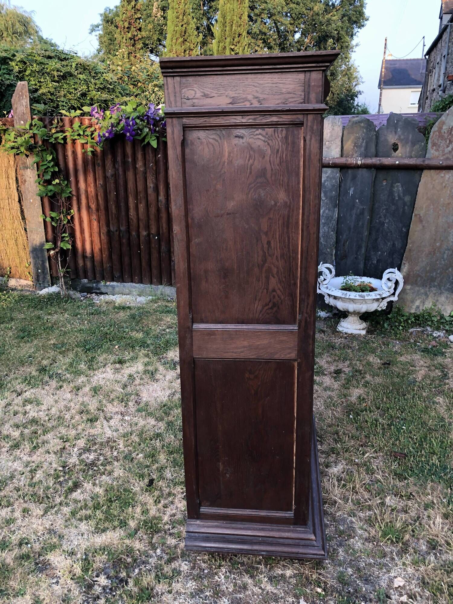 Armoire vintage parisienne à 1 porte vitrée en chêne massif.