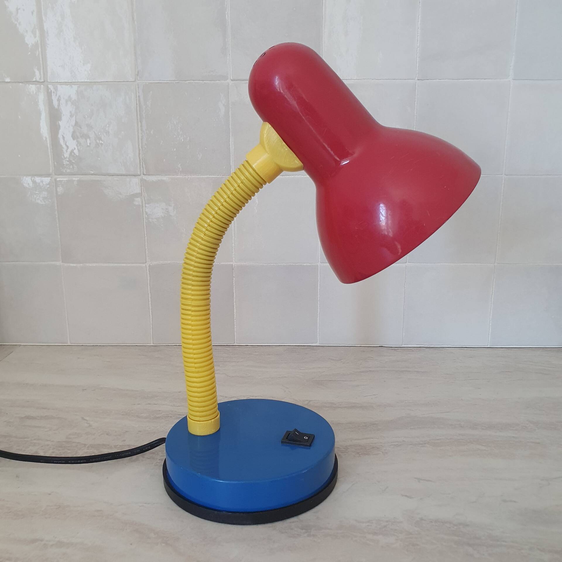 Lampe de bureau couleur Memphis rouge bleu jaune