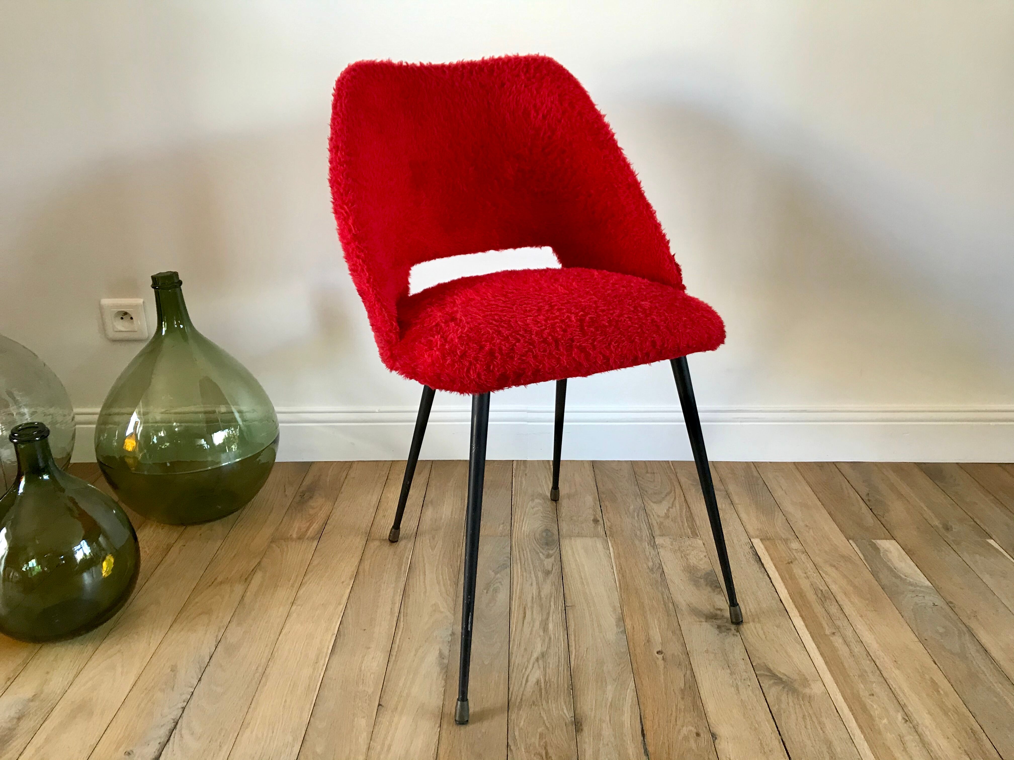Chaise moumoute rouge pieds compas vintage années 50-60