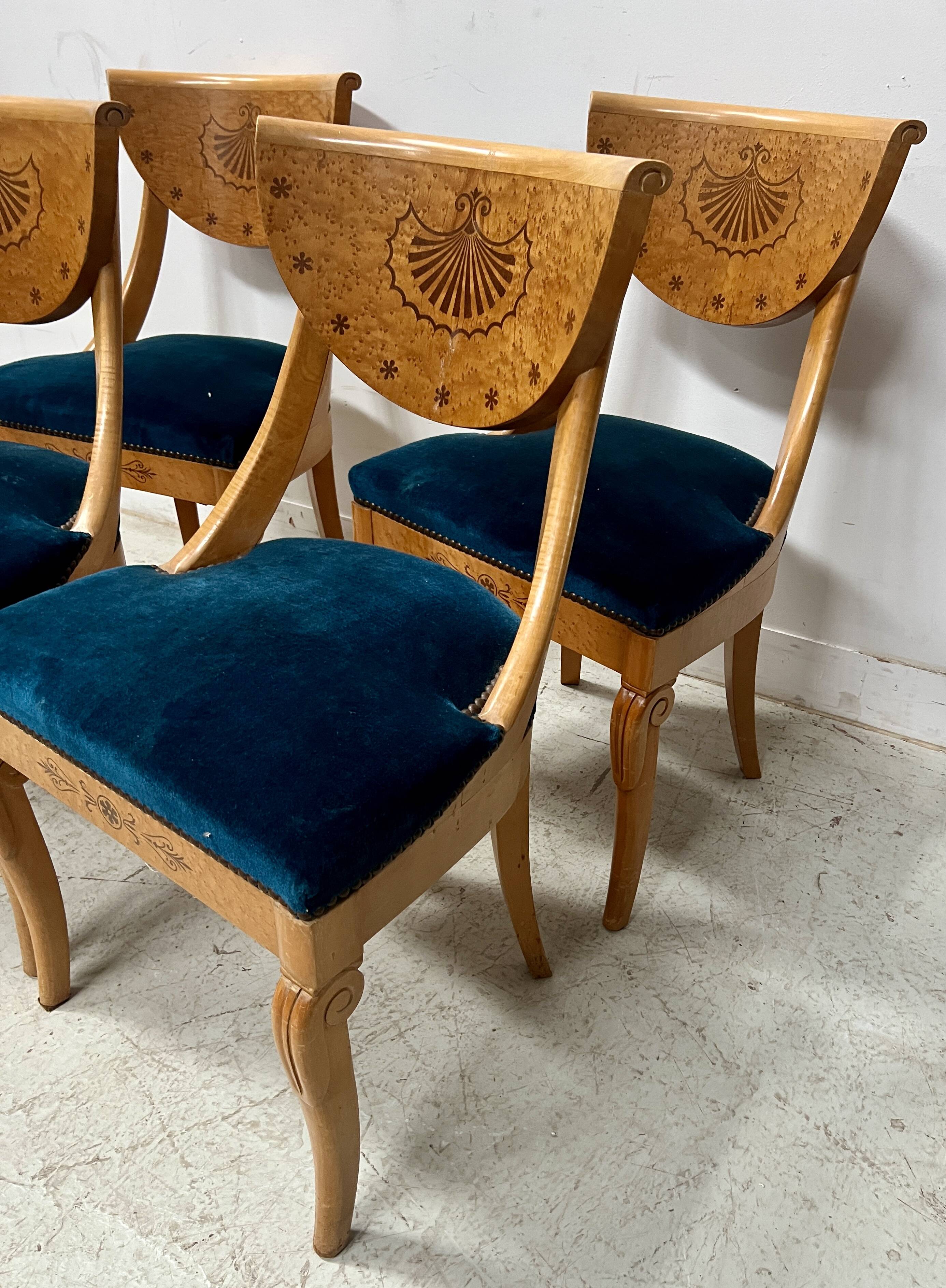 Suite de quatre chaises de style Charles X en bois d'érable XX siècle