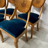 Suite de quatre chaises de style Charles X en bois d'érable XX siècle