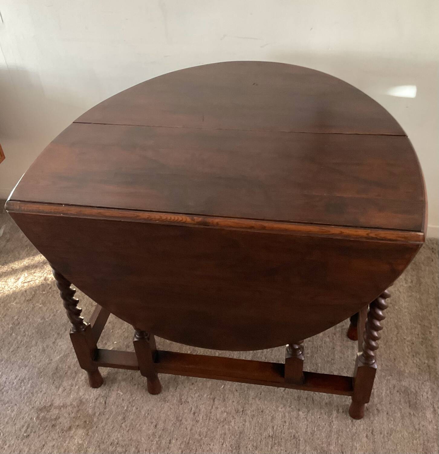 Ancienne table pliante anglaise en bois et pieds tournés 