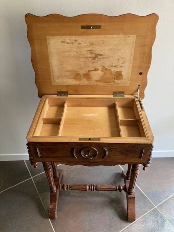 Table d'appoint, travailleuse en noyer d'époque Louis Philippe milieu XIXème