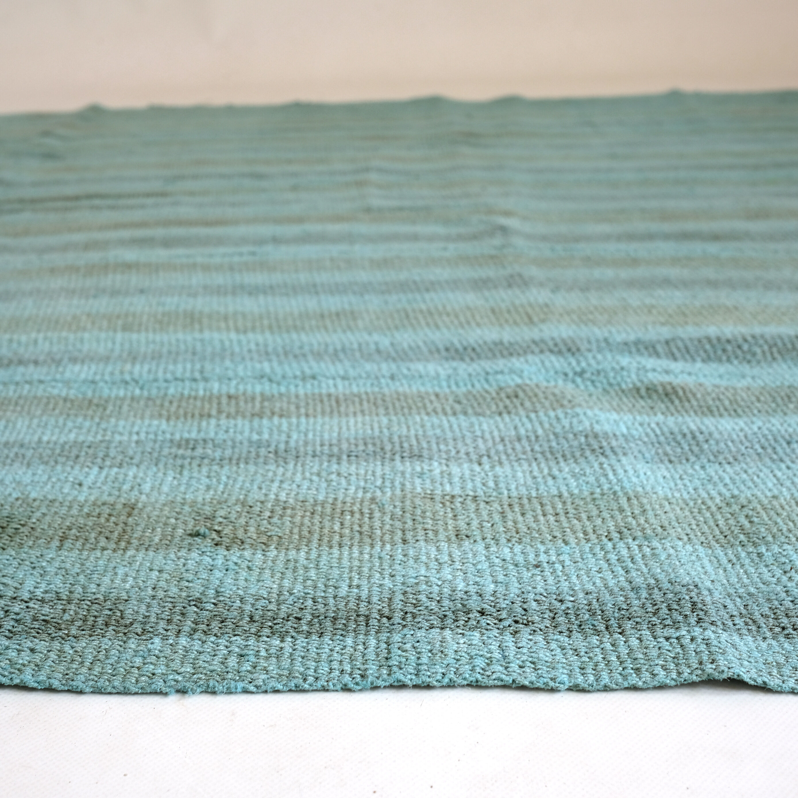Blue hemp carpet of Turkish origin, 150 x 195 cm.