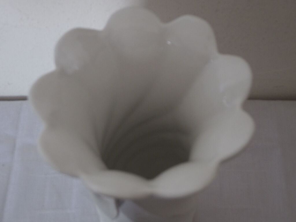 White ceramic vase Bassano deco knot