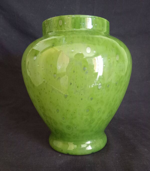 Vase Biot en verre soufflé à la bouche, avec bulles, couleur verte herbe