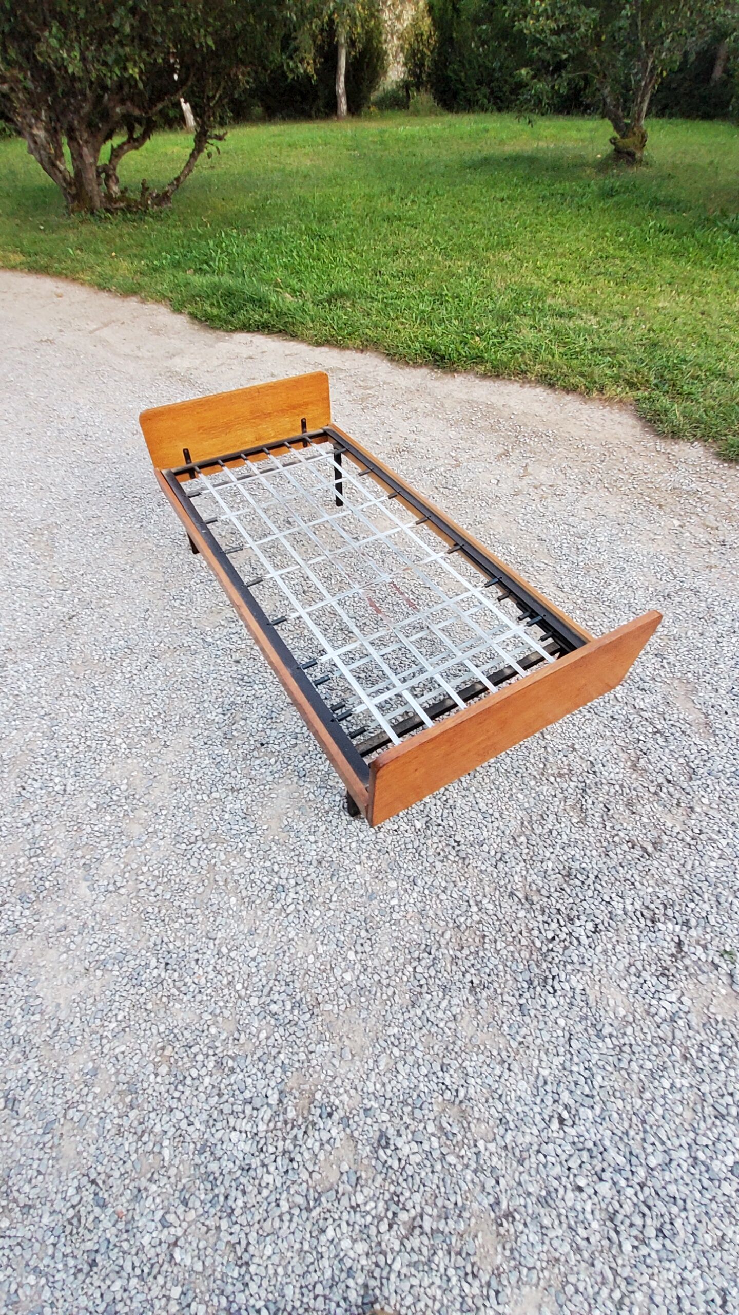 Banquette des années 60 en chêne et pieds métalliques