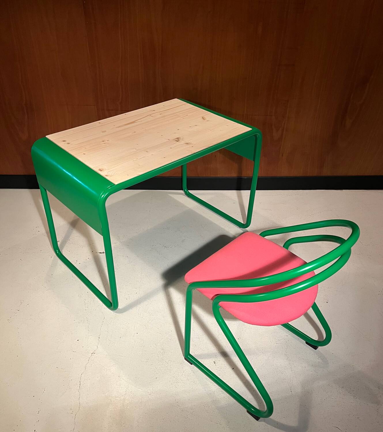 Bureau et sa chaise vintage vers 1980